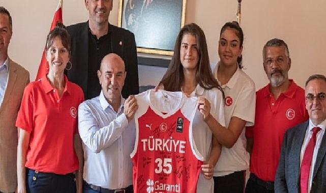 Milli takım oyuncularından Başkan Soyer’e kupa sözü