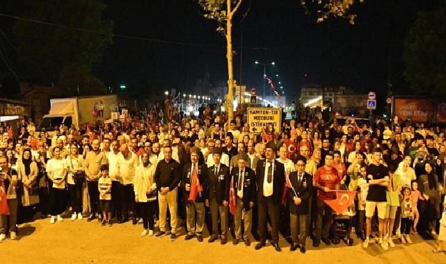 Mustafakemalpaşa’da sokaklar fener alayı ile aydınlandı.