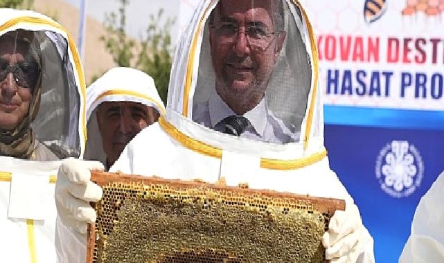 Selçuklu Belediyesi’nin destekleri ile pilot bölge Eğribayat Mahallesi’nde gerçekleştirilen arıcılık faaliyetleri kapsamında ilk bal hasadı gerçekleştirildi