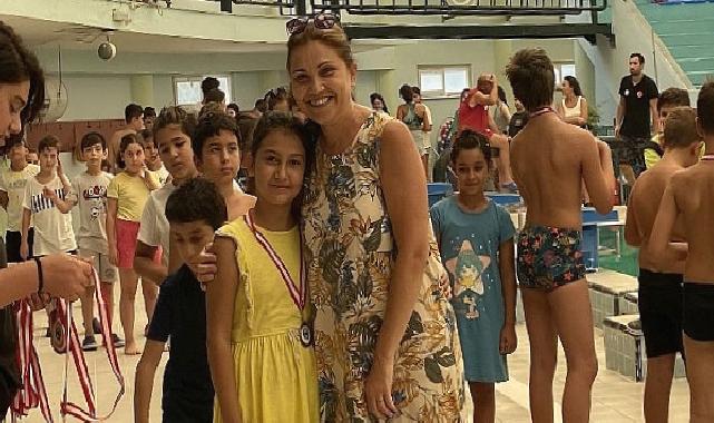 Sezon sonu yüzme müsabakasında tüm sporcular yarıştı