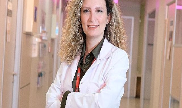 Zayıf, ince belli, uzun, renkli gözlü ve sürekli topuklu ayakkabı giyiyor. Barbie, çocuklarda fiziksel ve ruhsal sorunlara neden oluyor