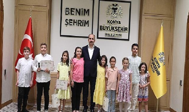 Başkan Altay Genç KOMEK Yaz Okulu’nda Başarılı Öğrencilere Hediyelerini Verdi