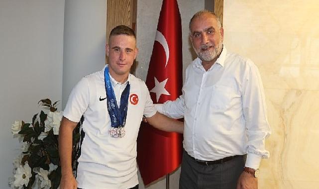 Başkan Sandıkçı, Avrupa’da Tarih Yazan Milli Sporcuyu Ağırladı