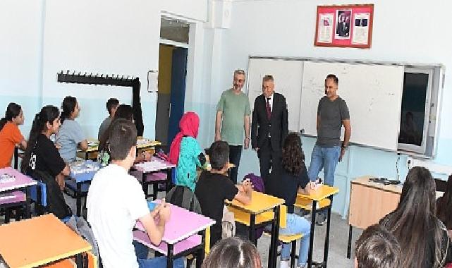 Başkan Tekin, okulun ilk günü öğrencileri yalnız bırakmadı