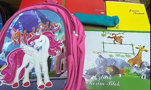 Bayraklı Belediyesinden öğrencilere kırtasiye desteği.