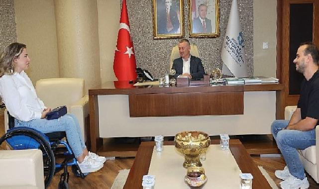 Bir Eli Direksiyonda, Diğer Eli Gaz ve Frende