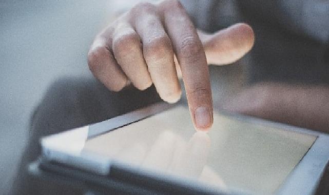 Cep Telefonu ve Bilgisayardan Yayılan Mavi Işık Yaşlandırıyor