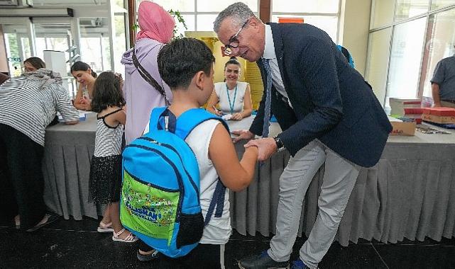 Gaziemir Belediyesi’nden bin 746 öğrenciye okul çantası
