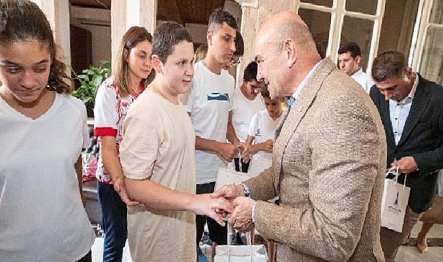 Görme engelli milli takım sporcuları Başkan Soyer’i ziyaret etti