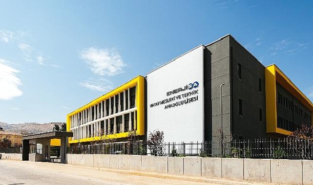 Güler Sabancı, Hatay’da İlk Ders Zilinde de Öğrencilerin Yanındaydı