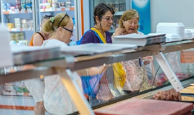 Halk Market ve Halk Giyim Seferihisarlıların yüzünü güldürüyor
