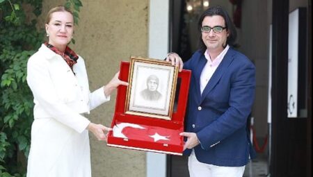 İzmir’in Kurtuluş Gününde DEÜ’ye Anlamlı Emanet: Asırlık Türk Bayrağı ziyaretçilerini bekliyor