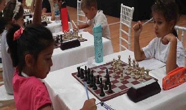 Satranç turnuvasında minikler, yeteneklerini sergiledi