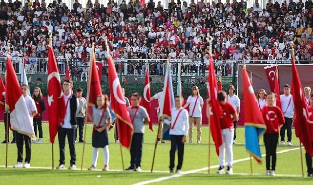 Aliağa Cumhuriyet İçin Atatürk Stadına Koştu
