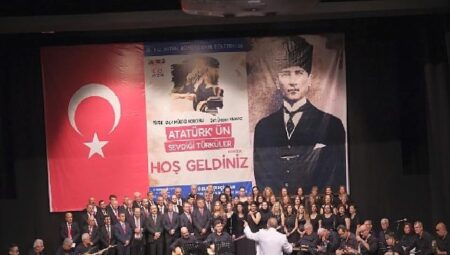 Aydın Büyükşehir Belediyesi, Cumhuriyet’in 100. yılında Atatürk’ün sevdiği türküler konserini izleyicilerle buluşturdu