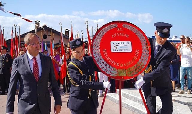 Ayvalıklılar cumhuriyetin 100.yıl dönümü için coşkuyla yürüdü