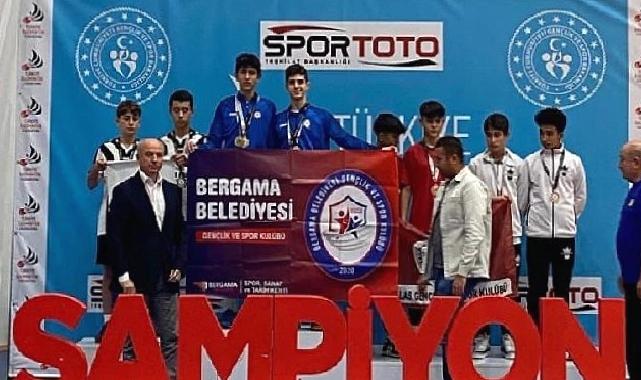 Bergama Belediyesi Badminton Takımı Başarıdan Başarıya Koşuyor