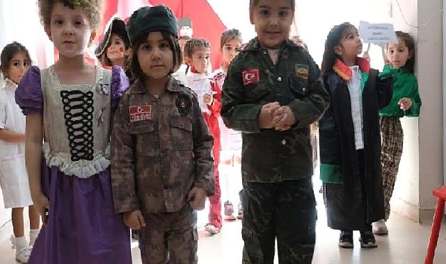 Çukurovalı miniklerden muhteşem cumhuriyet defilesi