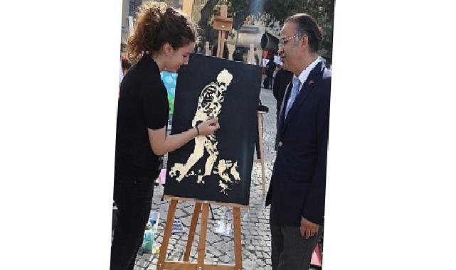 Cumhuriyetimizin 100 Yılına Özel Sonsuzluk Temalı Canlı Performans Resim Etkinliği Konak Meydanı’nda Gerçekleştirildi