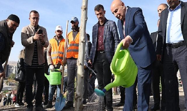 Cumhuriyet’in 100.yılına özel 100 bininci fidan toprakla buluşturuldu