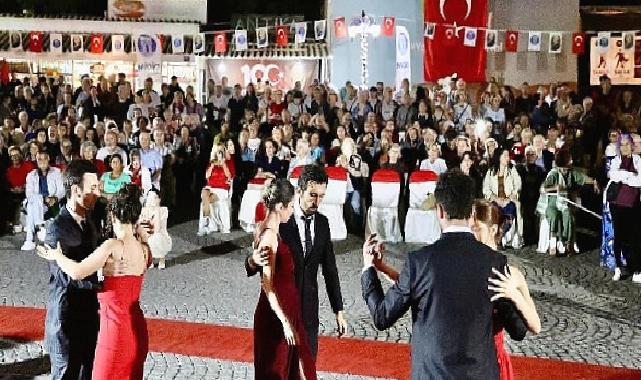 Didim’de Atatürk’ün sevdiği şarkılar ve vals gösterisi gerçekleştirildi