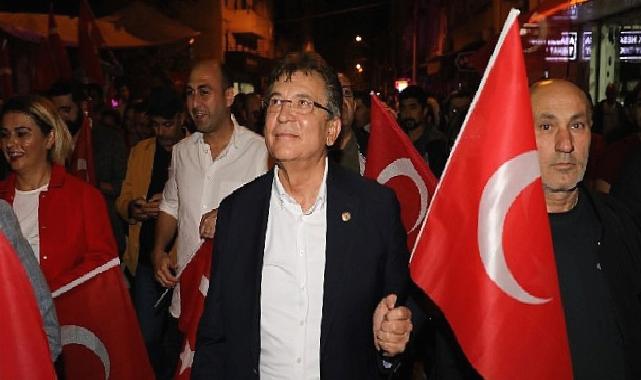 Edremit’te Cumhuriyet Coşkusu Fener alayı ile taçlandı