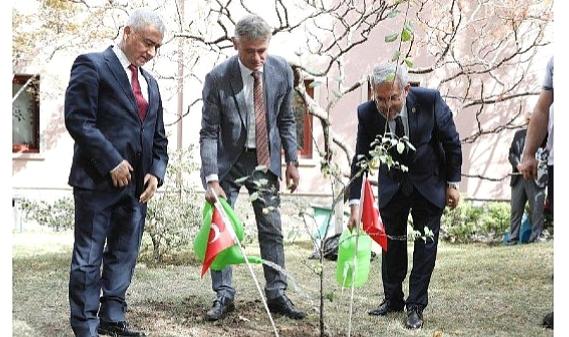 İsviçre büyükelçisi’nden Ankara üniversitesine 100.yıl fidanı