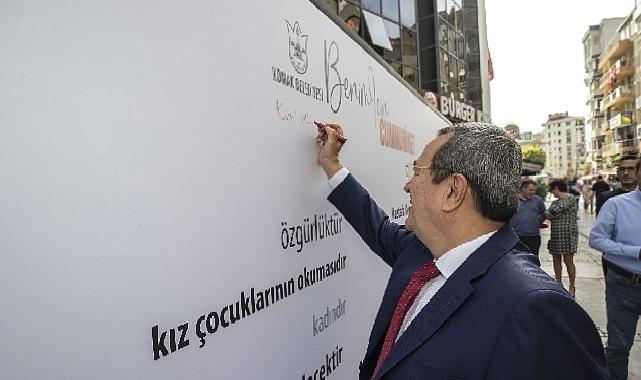 İzmirliler 100’üncü yılda duygularını Cumhuriyet Duvarına yazdı