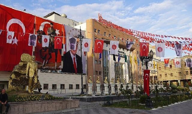 Keçiören’in cadde ve sokakları cumhuriyet’in 100.yılı kutlamaları için bayraklarla donatıldı