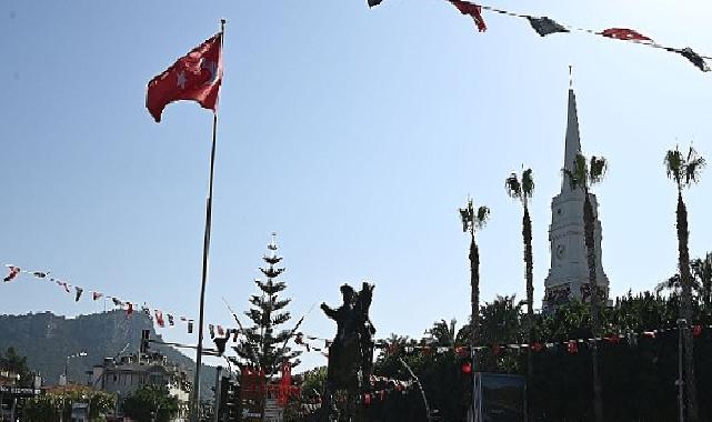 Kemer bayraklarla donatıldı
