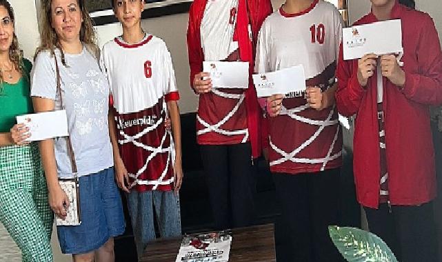 Kemer Belediyesi’nden Badminton Sporcularına Ulaşım Desteği