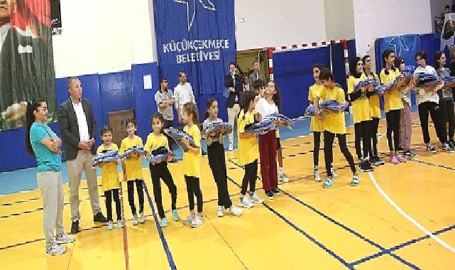 Küçükçekmece’de 3 Bin 600 Öğrenciye Spor Malzemesi Dağıtıldı