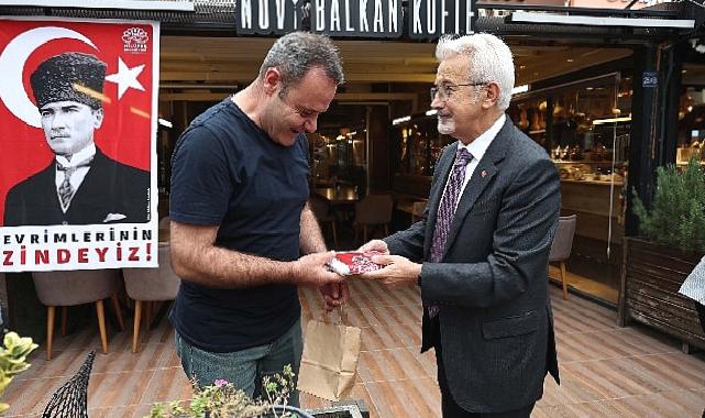 Nilüfer Belediye Başkanlardan esnafa Atatürk posteri ve Türk bayrağı