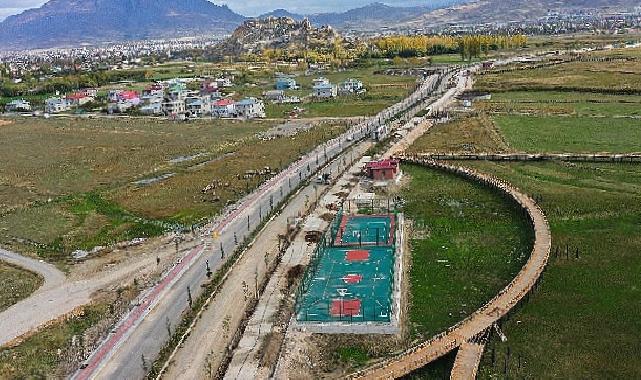 Van sahi yolu’nda peyzaj ve ağaçlandırma çalışması sürüyor