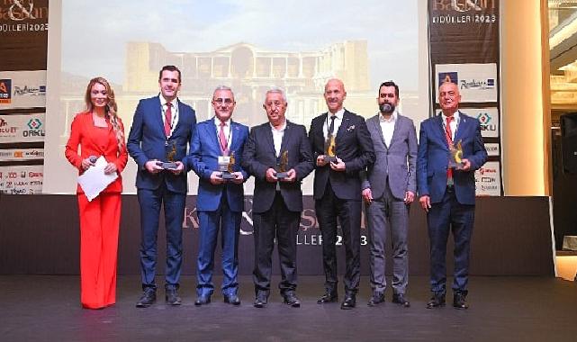 Başkan Batur’a Kent ve Başkan Ödülü
