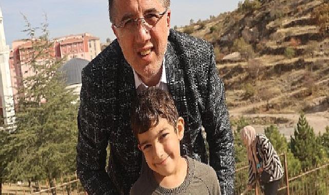 Başkan Savran, öğrencilerle birlikte fidan dikti