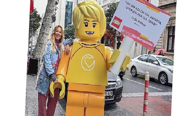 Dev LEGO® minifigürleri kızlara ilham vermek için sokağa çıktı!