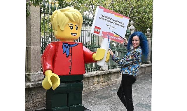 Dev LEGO® minifigürleri kızlara ilham vermek için sokağa çıktı!