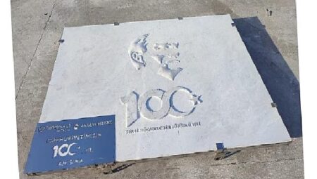 QTerminals Antalya Cumhuriyetin 100. Yılı anısına  700 kiloluk anıt mermer taşını denize indirdi