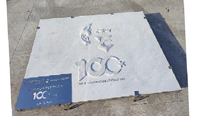 QTerminals Antalya Cumhuriyetin 100. Yılı anısına  700 kiloluk anıt mermer taşını denize indirdi