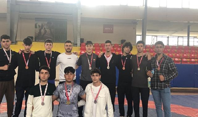 Şampiyon güreşçilerden Başkan Tekin’e ziyaret