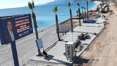 Antalya Konyaaltı Sahili’nde çalışmalar tam gaz