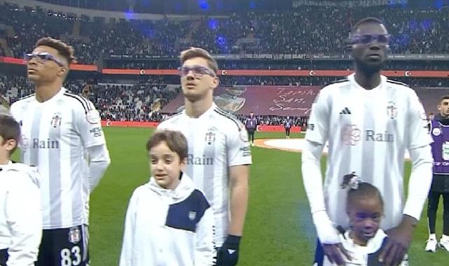 Beşiktaşlı Futbolcular Mor Gözlüklerle Sahada