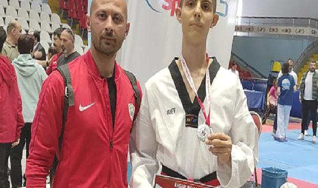 Foça Belediyespor Kulübü Taekwondo Şubesi Sporcusu Asrın Yağız Büyükyavuz, yarı final elemelerini altın madalya ile geçti