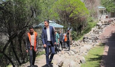 Nevşehir Belediye Başkanı Rasim Arı, belediye ekipleri tarafından Fatih Sultan Mehmet Mahallesi’nde gerçekleştirilen temizlik, bakım ve onarım çalışmalarını inceledi
