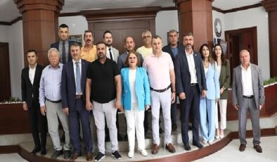 Didim’de Cumhur İttifakı Belediye Meclis Üyeleri Didim Belediye Başkanı Hatice Gençay’ı makamında ziyaret etti