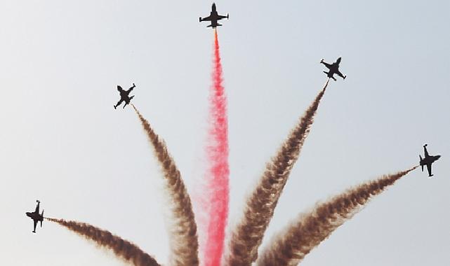 Karaman semalarında uçuş yapan Türk Yıldızları’nın gösterisi nefes kesti. Belediye Başkanı Savaş Kalaycı, Türk Yıldızları gösterisini vatandaşlarla birlikte izledi