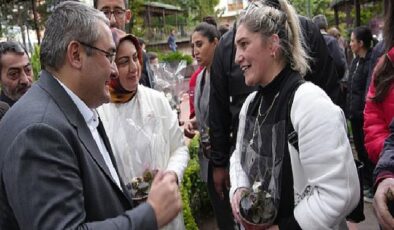 Keçiören Belediye Başkanı Dr. Mesut Özarslan ve eşi Filiz Özarslan Anneler Günü’nü kutladı