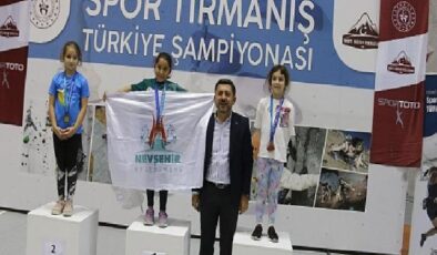 Nevşehir Belediyesi Gençlik ve Spor Kulübü sporcusu Belkıs Durmuş, Spor Tırmanış Küçükler Türkiye Şampiyonası’nda tüm rakiplerini geride bırakarak Türkiye Şampiyonu oldu.
