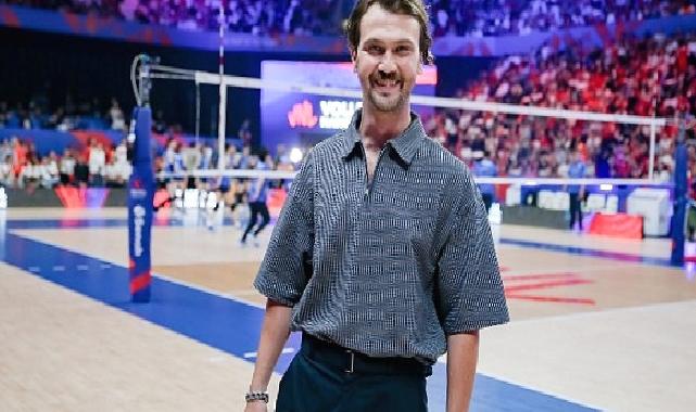 Ünlü Oyuncu Aras Bulut İynemli Voleybol Milletler Ligi’nde Filenin Sultanlarına Destek Verdi